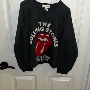 NORDSTROM TREASURE & BOND KIDS ROLLING STONES CROPPED SWEATSHIRT IN CHARCOAL